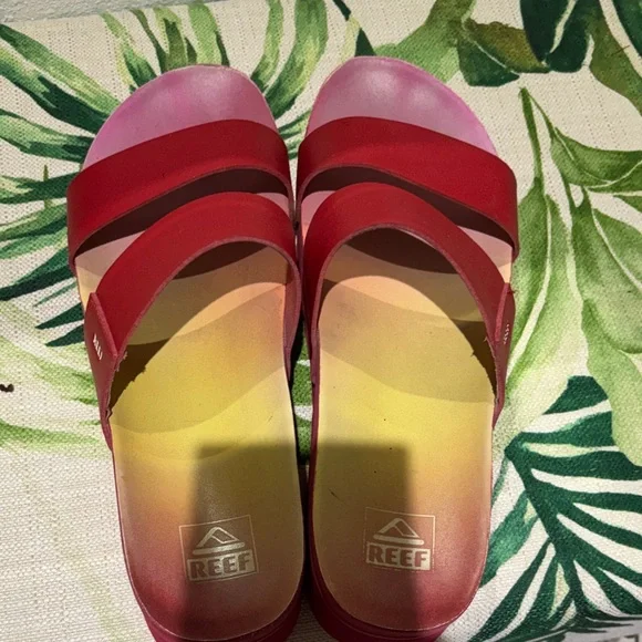 Reef Women's Vibrant Red Sandals - Picture 3 of 5